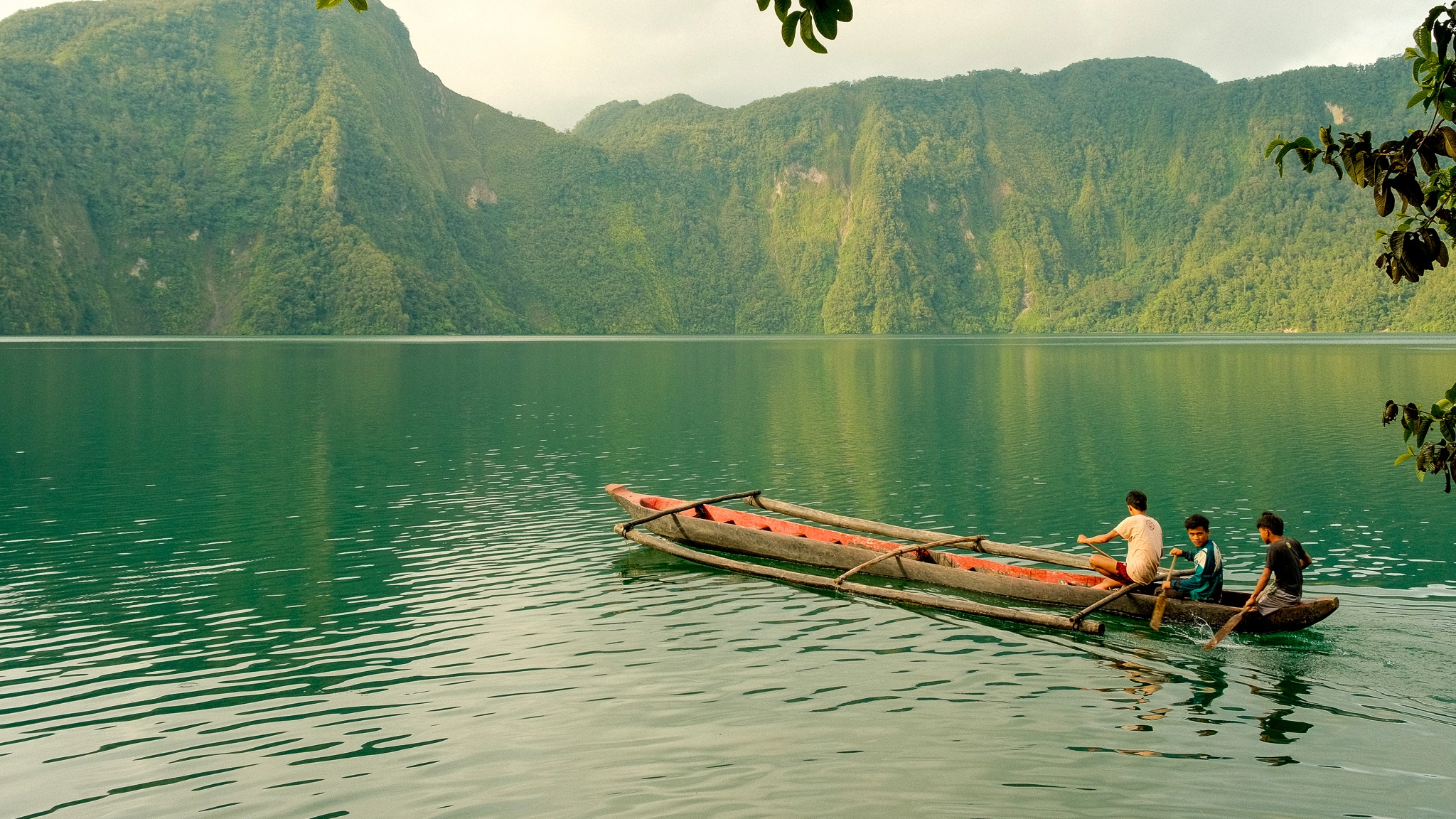 3 kids on a canoe at Lake Holon