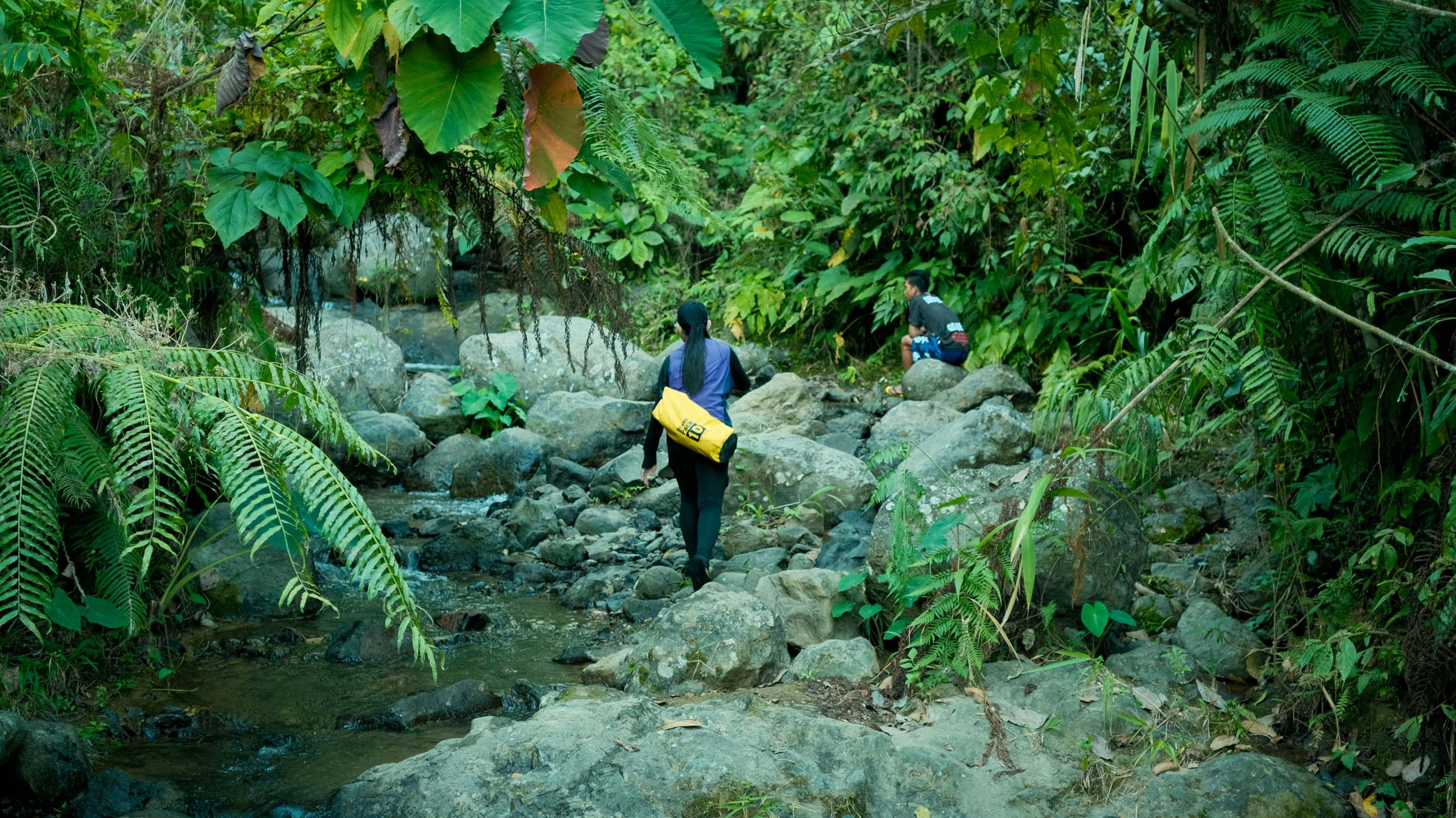 A hiker going to Manirub Falls