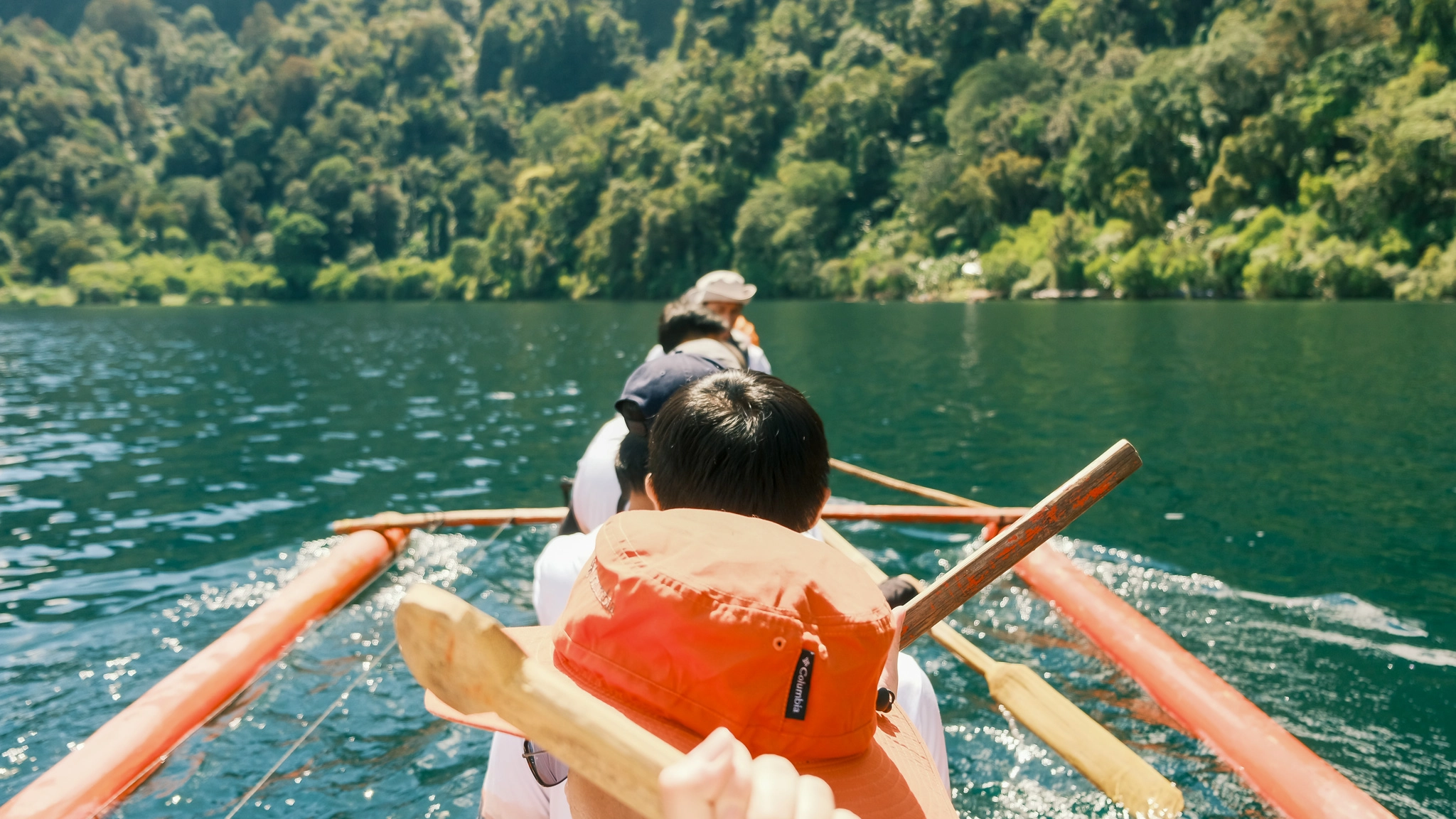 Group of people at a canoe at Lake Holon